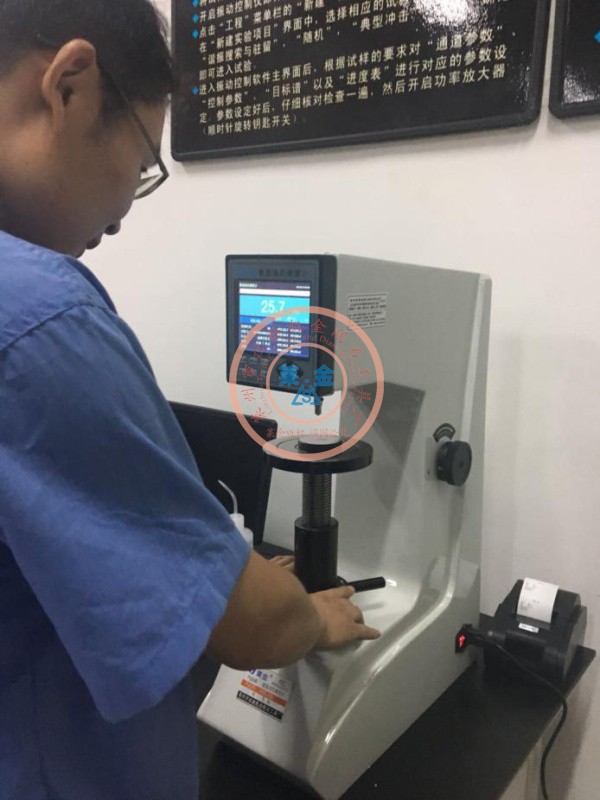 老客戶推薦給新客戶的另一臺(tái)數(shù)顯洛氏硬度計(jì)，在客戶現(xiàn)場(chǎng)順利交付